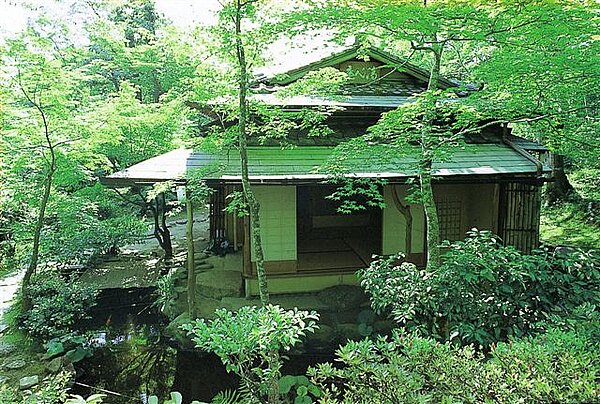 Japanese Tea House “Seishin An”<br />
Built around 1920 this tea house was restored in 1978 with the help of Sen Soshitsu, then Iemoto of the Urasenke Tea School. He also named it "Seishin An", "the hermitage of pure hearts”, a name expressing the essential meaning of tea ceremony.
